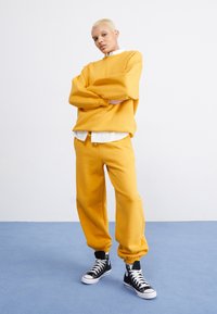 Jordan CREW - Melegítőfelső - yellow ochre