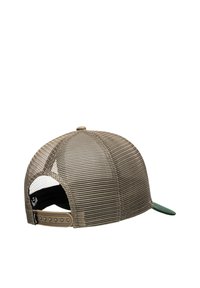 Gorra de malla beige con visera plana verde. Cuenta con una correa ajustable de plástico y un respaldo de malla para ventilación.