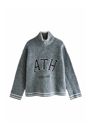 Grau Fleece-Pullover mit einem Halb-Reißverschluss-Kragen, der "ATH" und "ATHLETICS" in schwarzem Druck zeigt. Weiße Streifen am Saum und an den Bündchen.