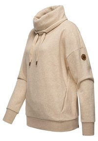 Pullover beige con collo a imbuto, maniche lunghe e polsini a coste. Presenta una patch decorativa con il logo sulla manica sinistra. Texture morbida.