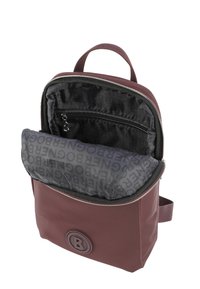 Vínová batoh s uzavíráním na zip, s vzorovaným tmavě šedým interiérem a předním logem. Obsahuje horní madlo a nastavitelné popruhy.