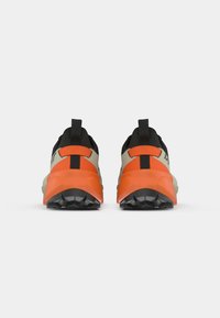 Αθλητικά παπούτσια με δίχρωμο σχέδιο, που διαθέτουν πορτοκαλί και μαύρο χρώμα, υφασμάτινες σόλες και χειρολαβή στη φτέρνα.