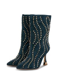 Botas de tobillo de suede en verde oscuro con puntas afiladas; adornadas con tachuelas doradas en patrones de olas; con un tacón metálico en bloque.