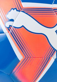 Sinine jalgpall oranžide ja valgete aktsentidega, millel on eriline logo ja triibulised mustrid. Valmistatud siledast sünteetilisest materjalist.