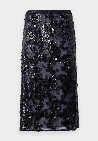 Merine pen skirt, mis on valmistatud läbipaistvast kangast, kaunistatud mustade ja hõbedaste litritega lillemustris, sirge lõike ja hemiga.
