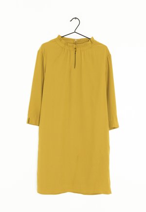 Abito giallo senape con scollatura rotonda, maniche a lunghezza metà e dettagli con cerniera centrale. Tessuto morbido e design dalla vestibilità rilassata.