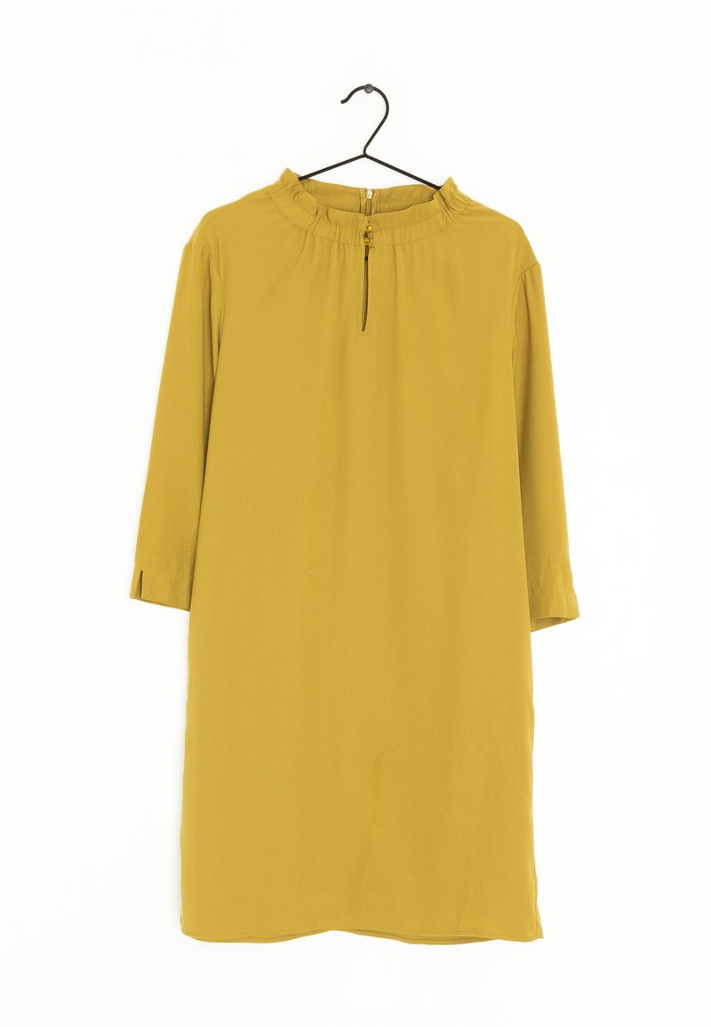 Senapsgul klänning med rund halsringning, halvlånga ärmar och en centralt placerad dragkedja. Släta tyg och en avslappnad passform.