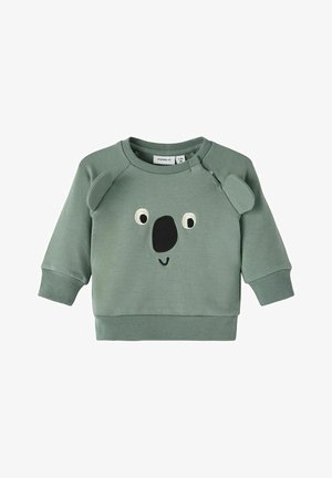 Sweat-shirt vert pour tout-petit avec un motif visage de koala, comprenant des oreilles, yeux, nez cousus et un petit sourire sur le devant.