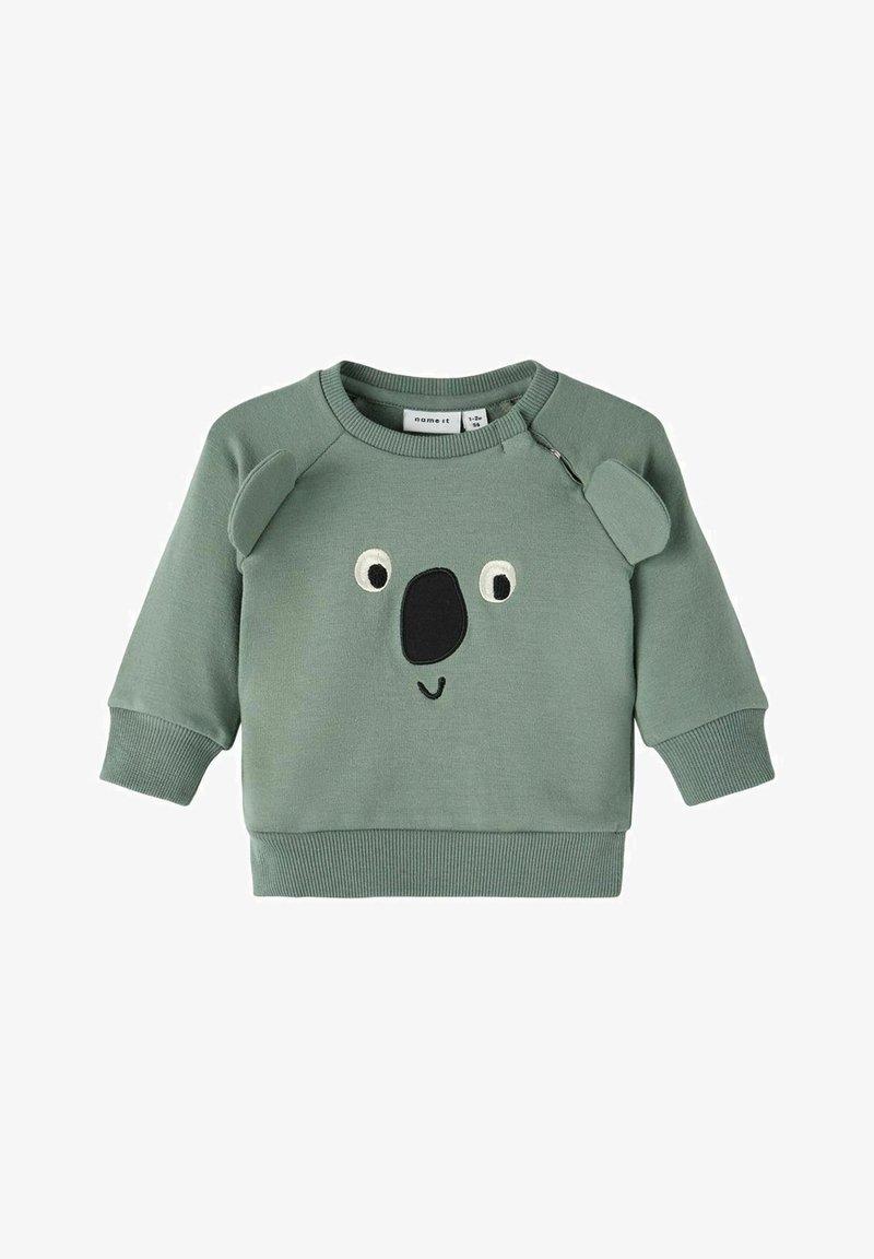 Sweat-shirt vert pour tout-petit avec un motif visage de koala, comprenant des oreilles, yeux, nez cousus et un petit sourire sur le devant.