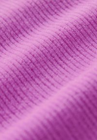 Texturerad tyg i livlig lila, med upphöjda vågiga linjer som skapar ett mjukt, plyschigt utseende med en slät yta.
