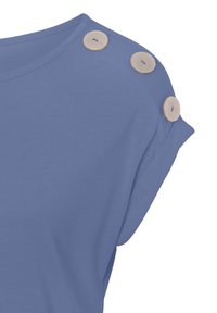 Top azul de manga corta con un ajuste relajado, que presenta botones decorativos de color claro en el hombro y una textura de tela suave.