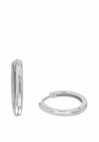 Un paio di orecchini a cerchio in argento lucido, di cui uno mostrato chiuso e l'altro aperto, su uno sfondo bianco.