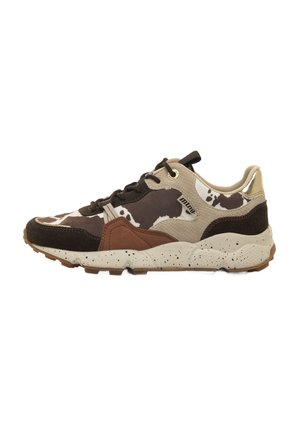 Scarpe da ginnastica con una combinazione di colori marrone e beige, realizzate in materiale scamosciato e rete, con una suola maculata e un motivo testurizzato su tutta la superficie.