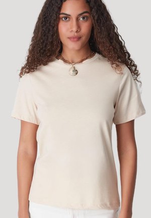 Beige Baumwoll-T-Shirt mit klassischem Rundhalsausschnitt, kurzen Ärmeln und lässiger Passform. Verfügt über eine glatte Textur und ein minimalistisches Design.