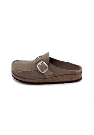 Brauner Wildleder-Schlüpfschuh mit runder Spitze, silberner Schnallenakzent und Korksohle. Mit gestickten Details entlang des oberen Randes. Rutschfeste schwarze Laufsohle.