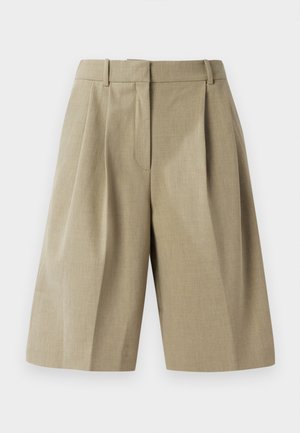 Beige op maat gemaakte shorts met een geplooid ontwerp, gemaakt van een lichtgewicht stof. Voorzien van een tailleband en diepe voorzakken.
