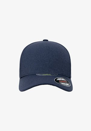 Cappello blu navy realizzato in tessuto con una texture liscia. Presenta una visiera curva e un bottone centrale sulla parte superiore. Include etichette di branding nella parte frontale.