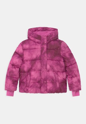 Różowo-fioletowa kurtka puchowa z efektem tie-dye, z wysokim kołnierzem, zatrzaskami, bocznymi kieszeniami i ściągaczami na rękawach, rozłożona na białym tle.