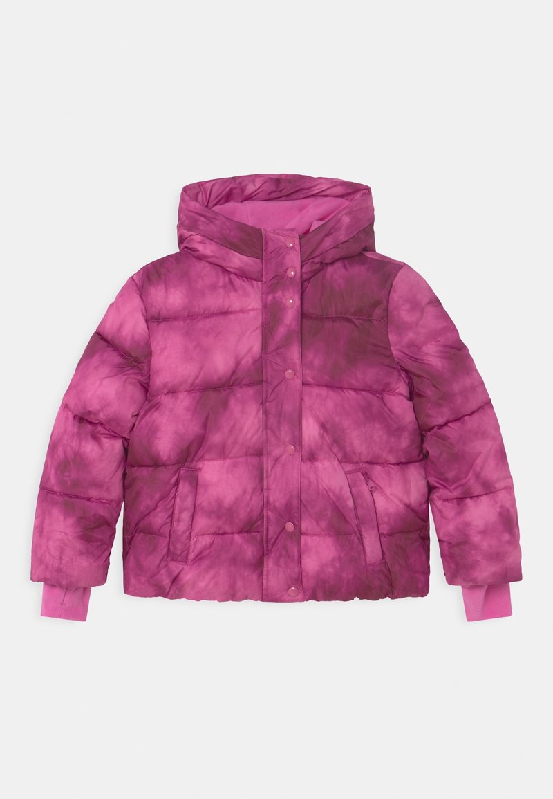 Veste matelassée tie-dye rose et violette avec col montant, boutons-pression, poches latérales et poignets côtelés, étalée à plat sur un fond blanc.