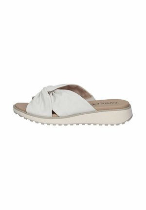 Sandales en cuir blanc avec un design noué sur le dessus. La semelle est légère et légèrement surélevée avec une texture antidérapante.