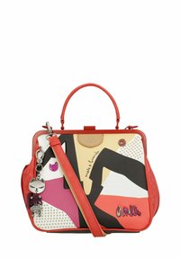 Sac à main coloré en matériau texturé, présentant des formes abstraites en orange, rose et noir, avec un pendentif décoratif en forme de chat et une bandoulière.