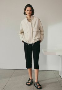 Next CROPPED TALL - REGULAR FIT - Lühikesed püksid - black