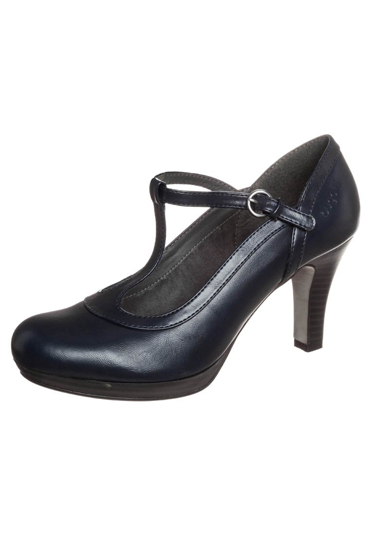 Marinblå läder T-rem pump med rund tå, vadderad insida och en 7,5 cm klack. Har en silverfärgad spänne som accent på remmen.