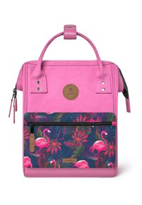 Rosa vegane Leder-Rucksäcke mit einem oberen Griff, ausgestattet mit einer lebhaften Blumen- und Flamingo-Muster-Reißverschluss-Tasche auf der Vorderseite.