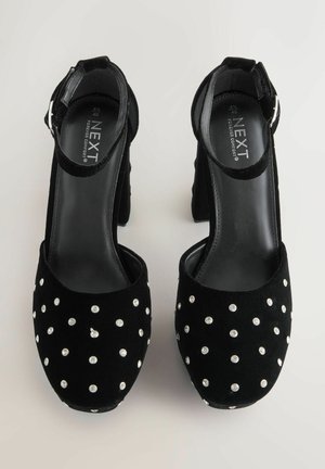 Zapatos de tacón alto de terciopelo negro con correas en el tobillo, decorados con pequeños tachuelas plateadas espaciadas uniformemente, talla 40, de la marca NEXT Forever Comfort.