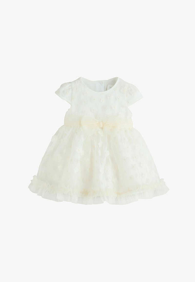 Hvid babykjole med korte ærmer, blomster blonder, tylskørt og en båndsløjfe bundet i taljen.