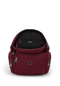 Borsa Kipling bordeaux con un design texturizzato, numerose tasche con zip e un ampio interno foderato in nero con una piccola tasca per l'organizzazione.