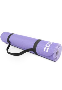 Tappetino yoga viola con superficie texturizzata, arrotolato e assicurato con una fascia nera. Presenta un logo bianco stampato su un lato.