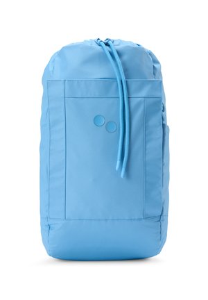 Hellblauer Rucksack mit Kordelzug, Fronttasche und zwei runden Akzenten auf der Tasche vor weißem Hintergrund.