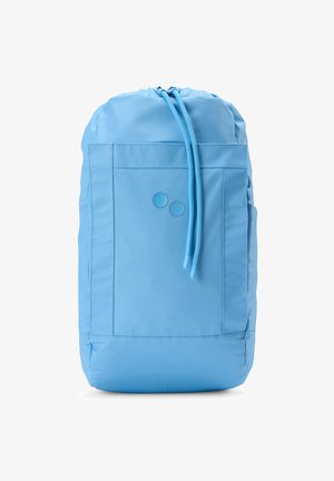 Hellblauer Rucksack mit Kordelzug, Fronttasche und zwei runden Akzenten auf der Tasche vor weißem Hintergrund.