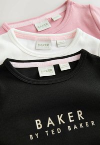 Drie geribde t-shirts in zwart, wit en roze, met een ronde halslijn en het "BAKER by Ted Baker" logo in een contrasterende kleur.