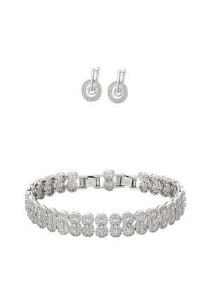 Bracciale d'argento con maglie circolari che presentano pietre preziose chiare incastonate. Include orecchini a bottone d'argento abbinati con motivi circolari e dettagli.