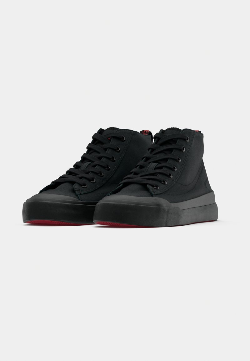 Schwarze High-Top-Sneaker aus Canvas mit dicker Gummisohle, schwarzen Schnürsenkeln und einem rot akzentuierten Innenfutter.