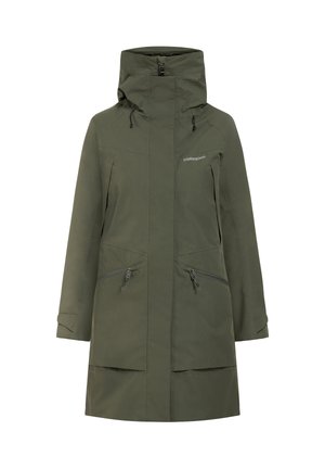Parka imperméable verte avec un col montant, une capuche ajustable et deux poches avant zippées. Caractérisée par un design minimaliste et une texture lisse.