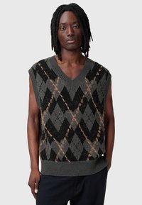 Gilet sans manches en tricot de couleur vert foncé, pr�ésentant un motif argyle diagonal en noir et orange brûlé. Découpe en V et ourlet côtelé.