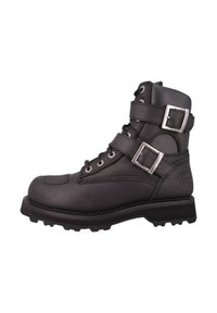 Czarne skórzane buty motocyklowe z metalowymi klamrami, sznurowanym wzornictwem, wzmocnionym noskiem, wytrzymałą podeszwą oraz wytłoczonym logo z boku.