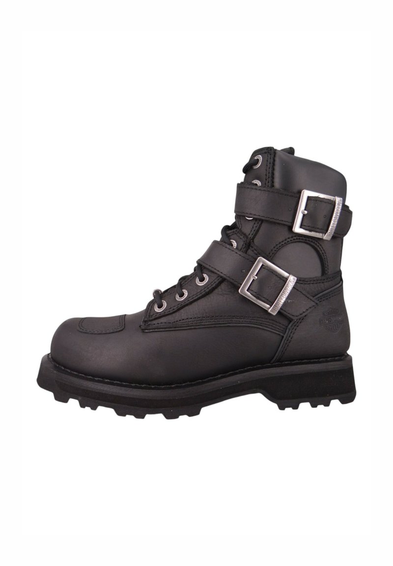 Czarne skórzane buty motocyklowe z metalowymi klamrami, sznurowanym wzornictwem, wzmocnionym noskiem, wytrzymałą podeszwą oraz wytłoczonym logo z boku.