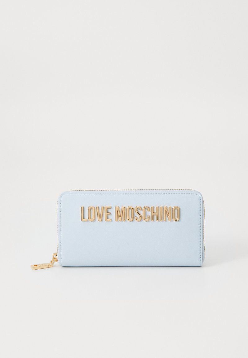 Svijetloplavi novčanik napravljen od glatkog materijala, sa zlatnim logotipom "LOVE MOSCHINO" na prednjoj strani i zatvaračem sa zlatnim akcentima.