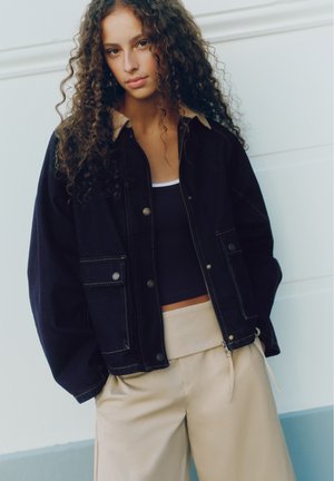 PULL&BEAR, CONTRAST COLLAR - DENIM JACKET - Veste en jean - dark-blue denim