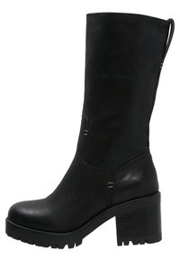 Zwarte kniehoge leren laars met een chunky hak en een getextureerde zool. Heeft minimale stiksels en een gladde afwerking.