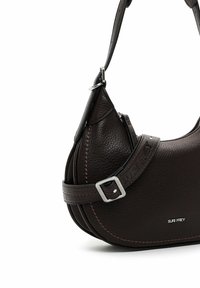 Sac à épaule en cuir marron avec une finition texturée, de forme incurvée, des coutures contrastées et une boucle en argent sur la sangle réglable.