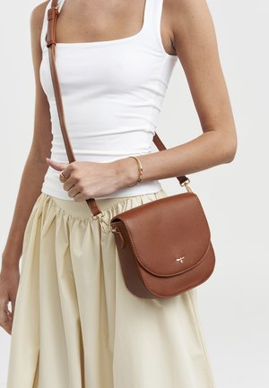 FABLE ENGLAND, TAN SADDLE BAG - Taška cez plece - tan