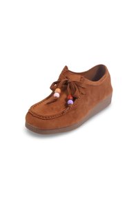 Chaussure en suede marron avec un bout rond, des lacets décoratifs et des accents de perles colorées. Elle dispose d'une semelle en caoutchouc marron texturée pour une meilleure adhérence.
