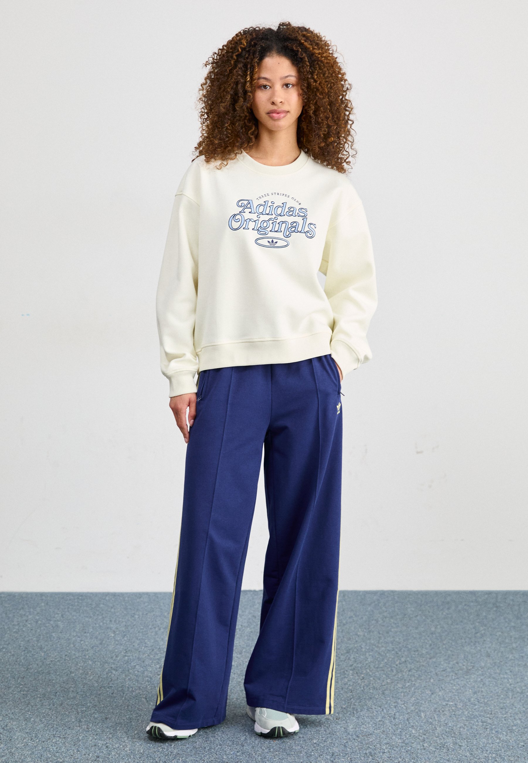 adidas Originals SPORTS CLUB GRAPHIC Sweatshirt off white Zalando