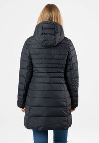 Zwarte pufferjas met een capuchon, voorzien van horizontaal gestikte segmenten, een middellange snit en elastische manchetten.