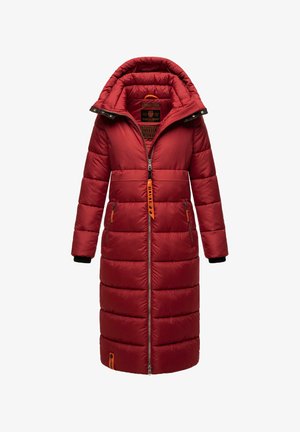 Crvena podstavljena jakna s kapuljačom, koja ima puni patentni zatvarač, elastične manžete, dva bočna džepa i dekorativnu uže. Teksture materijala s glatkim završetkom.